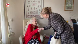 100-jarige Elizabeth Koopmans-Wiersma uit IJlst ontvangt bezoek van burgemeester