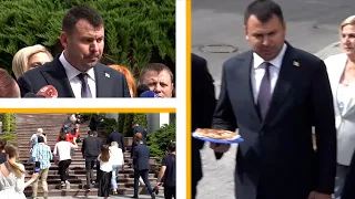 NO COMMENT | VASILE COSTIUC BROUGHT A PIE TO THE PRESIDENCY