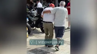 Qytetarët heqin barrierat metalike, policia u përgjigjet me spraj