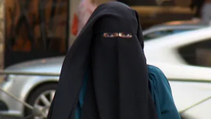 Alcalá de Henares prohíbe el acceso con burka o niqab a dependencias municipales