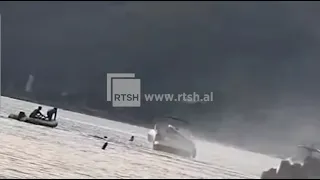 Momente pas shpërthimit në Porto Palermo ku katër persona hidhen në det për t’u shpëtuar flakëve