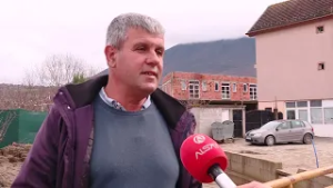 Banorët e fshatrave të Sarajit që u goditën nga vërshimet po merren me sanimin e dëmeve