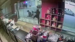 Νέα Ιωνία Βόλου: Απόπειρα διάρρηξης σε ζαχαροπλαστείο – Πέταξαν πέτρες στην τζαμαρία