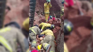 Bomberos rescatan a trabajador atrapado en una zanja durante excavaciones