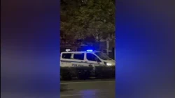 Tesnsionet në protestë, protestuesit godasin makinën e policisë