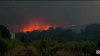 Fire destroys everything in its path: Thousands of people flee the disaster!