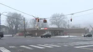 По данным полиции, в центре города двое случайных прохожих получили ранения после того, как воору...