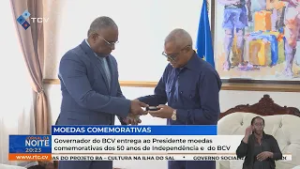 Governador do BCV entrega ao Presidente moedas comemorativas dos 50 anos de Independência e do BCV