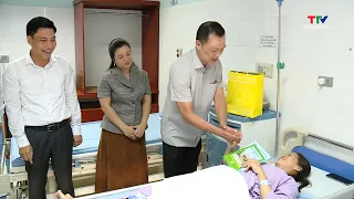Provincial Chairman To Anh Dung Visits Sanitation Worker Injured in Traffic Accident While On Duty