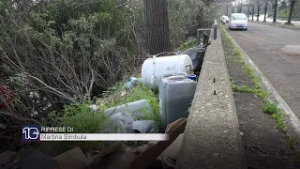 Torrino: parcheggio abbandonato e invaso dai rifiuti in Via delle Comete - Canale 10