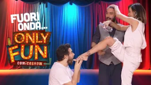 Andrea Pisani BEVE dal piede di Belen ???  ​| Only Fun Comico Show