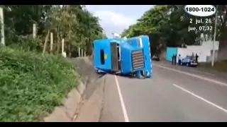 Gravel-loaded semi-truck overturns on Jinotepe highway