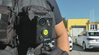 Na uniformách mestských policajtov v Senici pribudli telové kamery