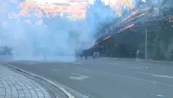 Kaos/Shkatërrohet makina, nëna merr beben në krahë, rrugët digjen