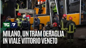 Milano, un tram deraglia in viale Vittorio Veneto