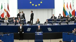 Veja: Carney defende laços mais estreitos com a UE e recebe aplausos no Parlamento Europeu