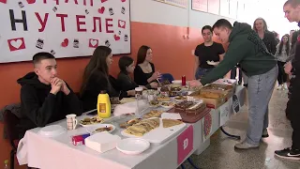 Učenici Tehničke škole u humanitarnoj akciji prodaje slatkiša za pomoć liječenju Bojane Savić