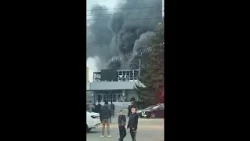 Кадры показывают клубы дыма после смертельного удара по заводу в России