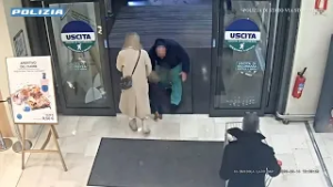 Man Violently Snatches Child at Italian Supermarket