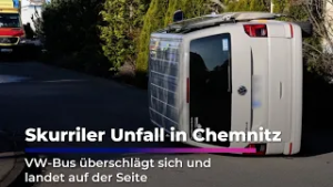 VW-Bus überschlägt sich und landet auf der Seite