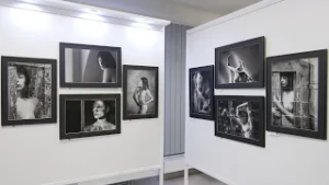 Městská galerie v Otrokovicích představuje černobílou krásu ženského těla