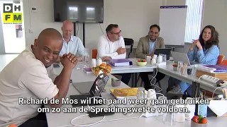 Nieuwe coalitie wil asielopvang Regulusweg heropenen - Metersgrote Harrie Jekkers op het strand