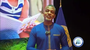 Соланж Альфред беседует с президентом CDB — (CDB высоко оценивает программу развития молодежной э...