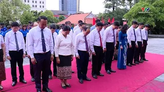 Đoàn đại biểu HĐND 2 tỉnh Thanh Hóa - Hủa Phăn dâng hương tưởng niệm Chủ tịch Hồ Chí Minh
