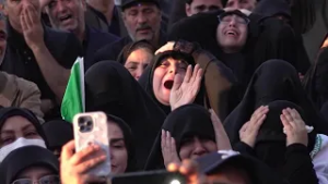 A TEHERAN la folla in piazza piange la morte di KHAMENEI