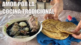 PROBANDO PAVITA EN CHILMOLE DE JUANITA SEGOVIA, UNA COCINERA MUY TRADICIONAL
