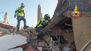 Earthquake in Venezuela, Italian rescuers dig through the rubble in La Guaira