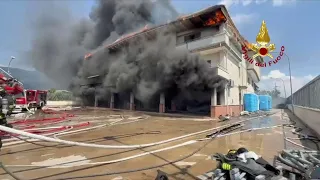 Brucia deposito di materiale elettrico tra le province di Napoli e Salerno: monitoraggio aria