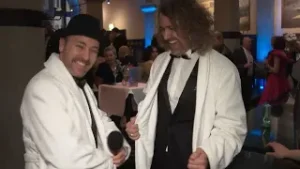 Legende in Frotee: Dresscode Bademantel am KV-Ball