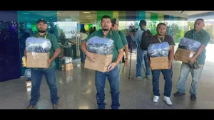 UNAH entrega de kits de uniformes para el personal de Servicios Generales