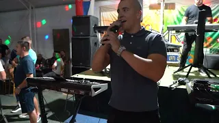 Mirko i Savo - Ispred kuce od kamena
