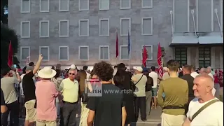 Dita 62 e protestës në Tiranë, protestuesit marshojnë nga Sheshi “Skënderbej” drejt Kryeministrisë