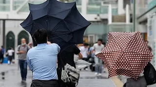 Taifun Dujuan trifft Japan: überflutete Straßen und Rettungseinsätze