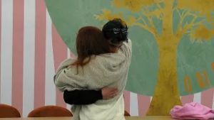 Eva e Diogo ignoram tudo e todos e abraçam-se em lágrimas: «Agradeço por teres aparecido»