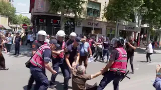 Top News - Kaos nëpër rrugët e Tiranës. Protesta humbet ‘qetësinë’, përplasje të forta me policinë