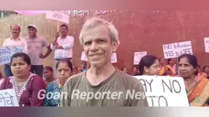 Goan Reporter:: Merabag Savordem villagers took dharana at lohia maidan Margao.police detain them