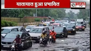 भारी बारिश के बीच नोएडा में 50 मीटर का डिवाइडर भरभराकर गिरा, यातायात हुआ प्रभावित