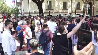 Plas në shesh, turma acarohet me deputetët, rrethohet gjithë godina dhe rrugët | Breaking