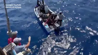 Peschereccio catanese soccorre 16 migranti minorenni al largo di Malta: le immagini del salvataggio