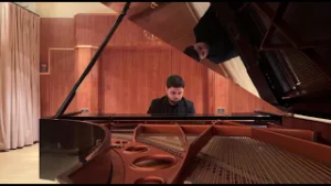 Repéré alors qu’il jouait en cachette, Ionut Cibotariu joue à guichet fermé aux Flagey Piano Days