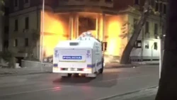 Hyrja e Ministrisë së Financave përfshihet nga flakët, ndërhyn autoboti për shurajen e flakëve