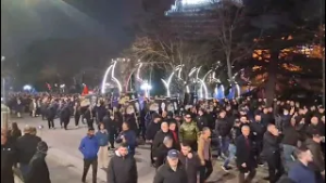 Protestuesit lënë Kryeministrinë, marshojnë drejt Drejtorisë së Përgjithshme të Policisë