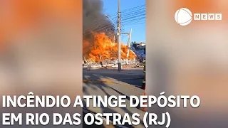 Large-scale fire hits warehouse in Rio das Ostras (RJ)