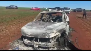 Hallan incinerado vehículo de presuntos asaltabancos