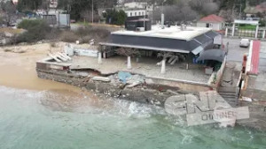 Ζημιές σε επιχειρήσεις στο Περιγιάλι Καβάλας από τους ισχυρούς νοτιάδες - Εικόνες από drone