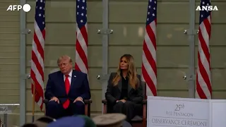 Washington, Trump sembra addormentarsi durante la cerimonia per l'11 Settembre